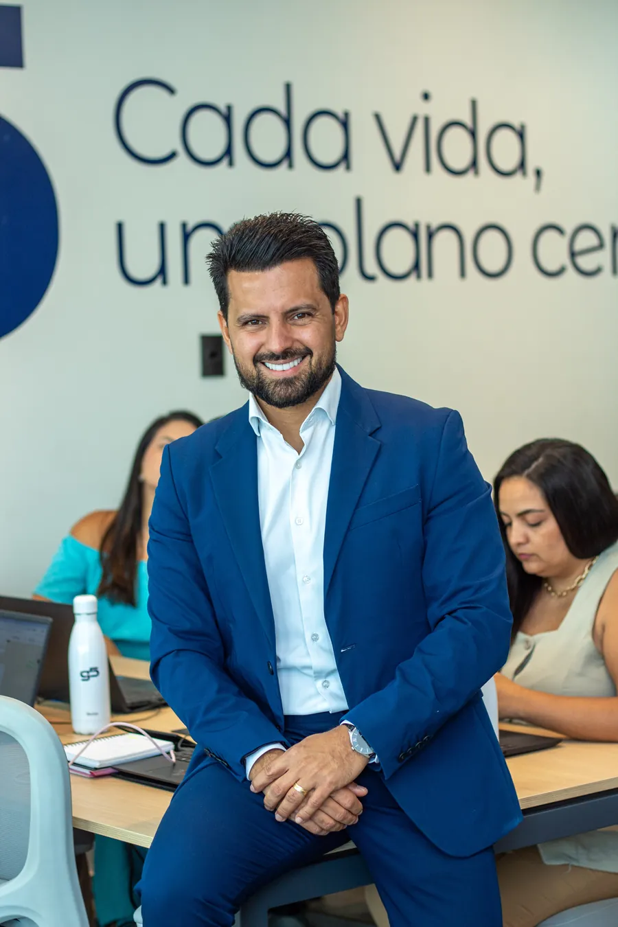 Paulo Lucena, CEO da G5 Planos de Saúde, no escritório com a equipe ao fundo